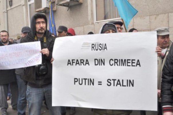 Protest în faţa consulatului: tătarii constănţeni au solicitat plecarea trupelor ruse din Crimeea